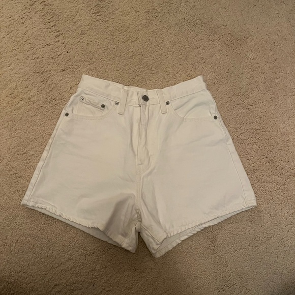 Levi’s High Loose Short in White - Picture 4 of 7